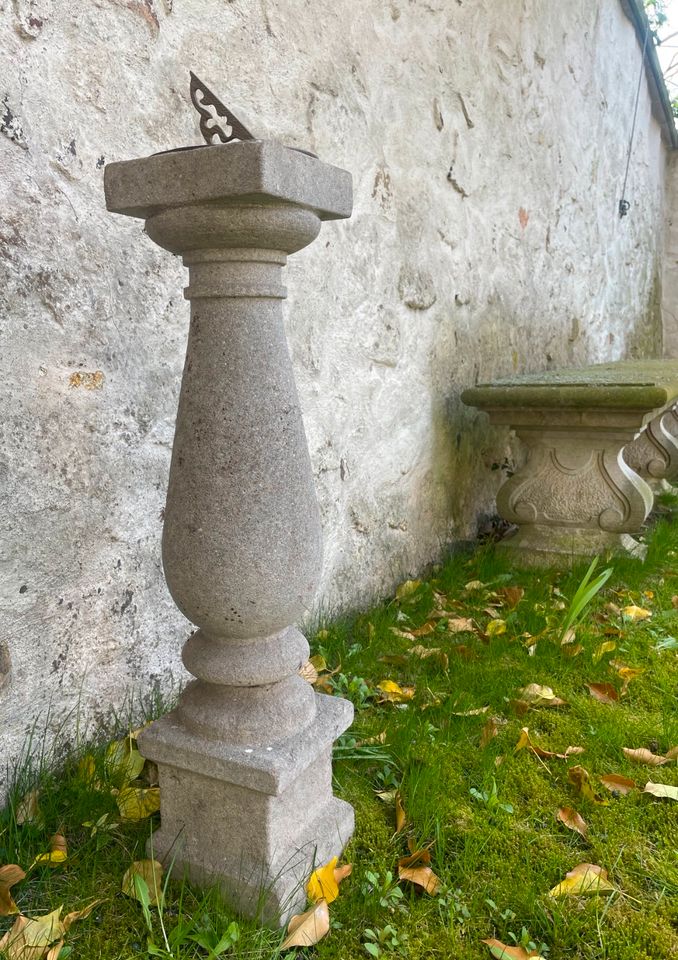 alter runder Baluster Sandstein Säule mit Sonnenuhr in Klipphausen