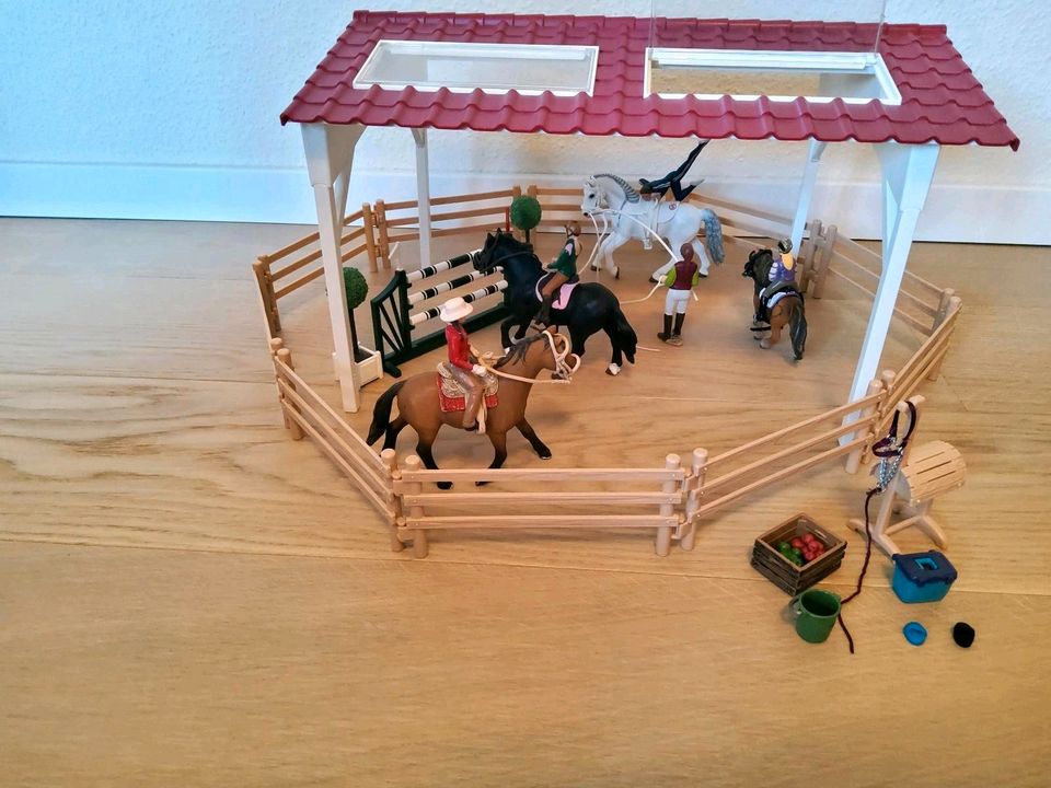 Schleich Reithalle 42389 + Cowgirl mit Pferd in Oeversee