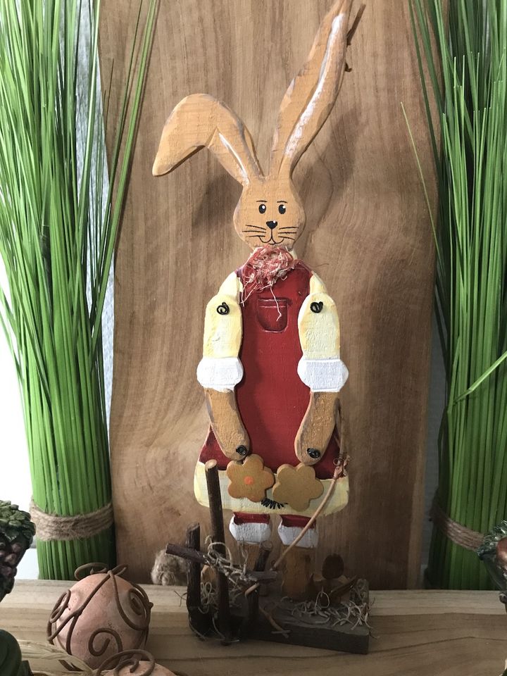 Hase Osterhase aus Holz Eier aus Terrakotta Kerzenhalter in Erftstadt