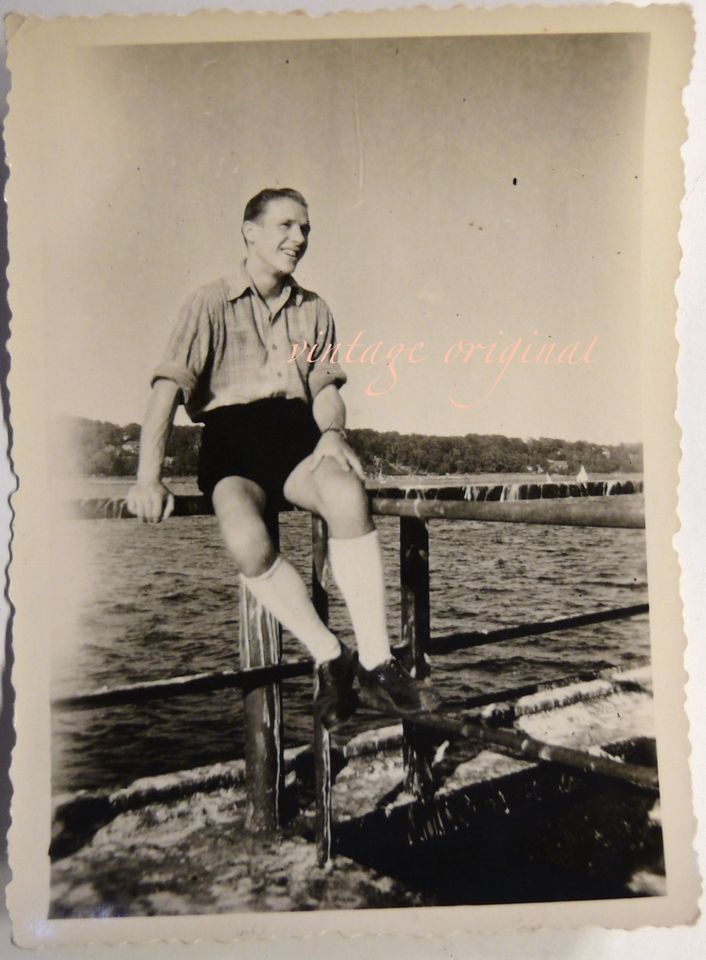 altes Foto Vintage junger Mann posiert in Shorts am Meer in Potsdam