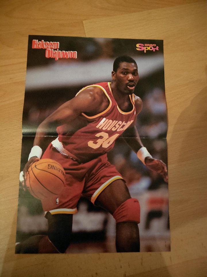 Poster mit Andre Agassi und Hakeem Olajuwon Houston Rockets NBA in Hannover