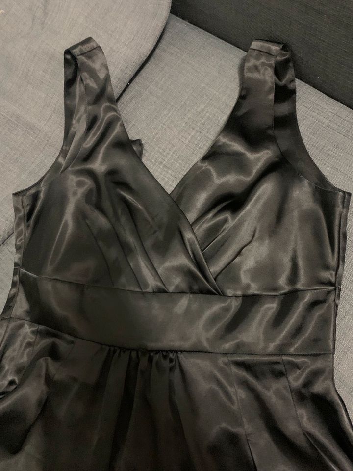 Schwarzes Kleid (glänzender Stoff, auf Bild ungebügelt) in Hürth