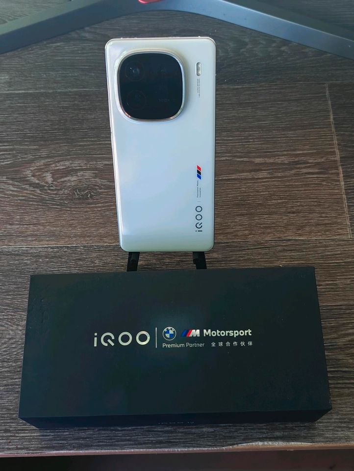 Vivo iqoo 12 (kein Pro) 32GB RAM / spitzen Kamera / SD8 Gen 3 in Troisdorf