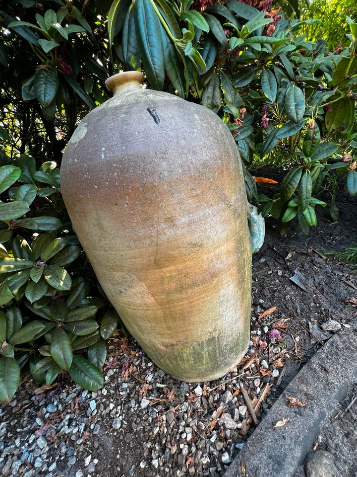 Sehr große und sehr alte Amphore, Vase - nicht nur für draußen in Jübek