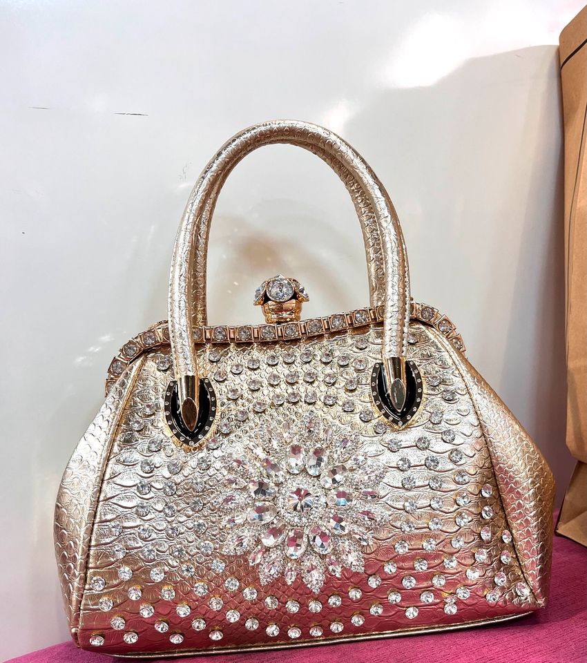 Funkelnde Designer-Handtasche mit Swarovski-Blüten   NEU! in Hirschberg a.d. Bergstr.