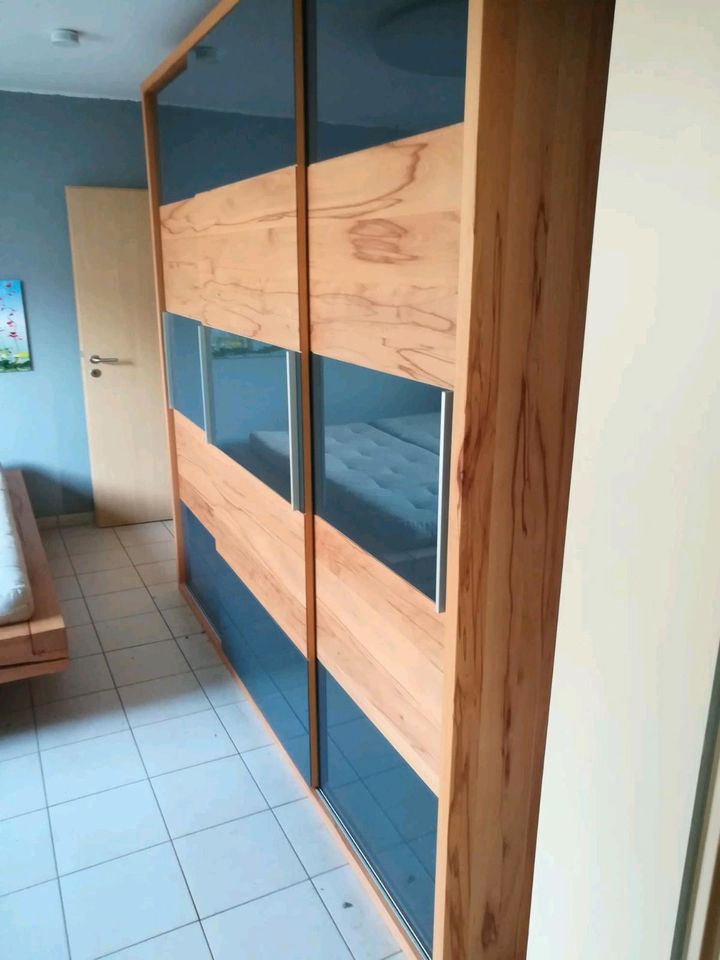 Schiebetürenschrank 250x220 massiv Kernbuche  Bettkonzept in Rösrath