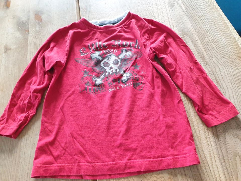 Gr. 128 Langarmshirt rot Pirat Shirt langarm Totenkopf Jungen in Neckartenzlingen