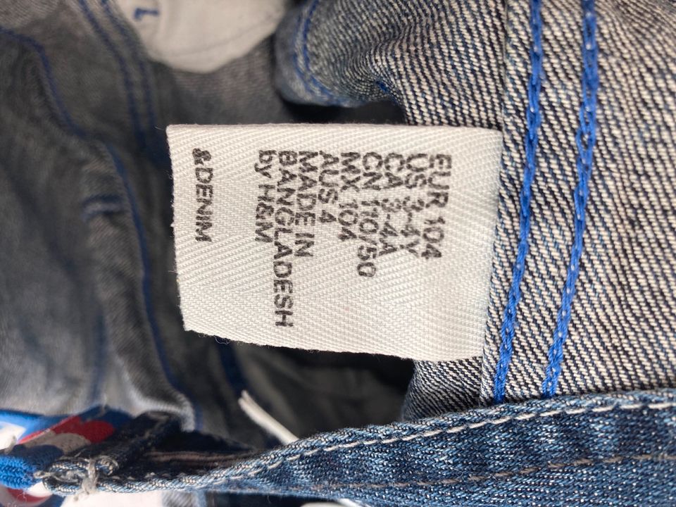 H&M Latzhose Jeans 104 Jeanshose Hose blau in Kandern