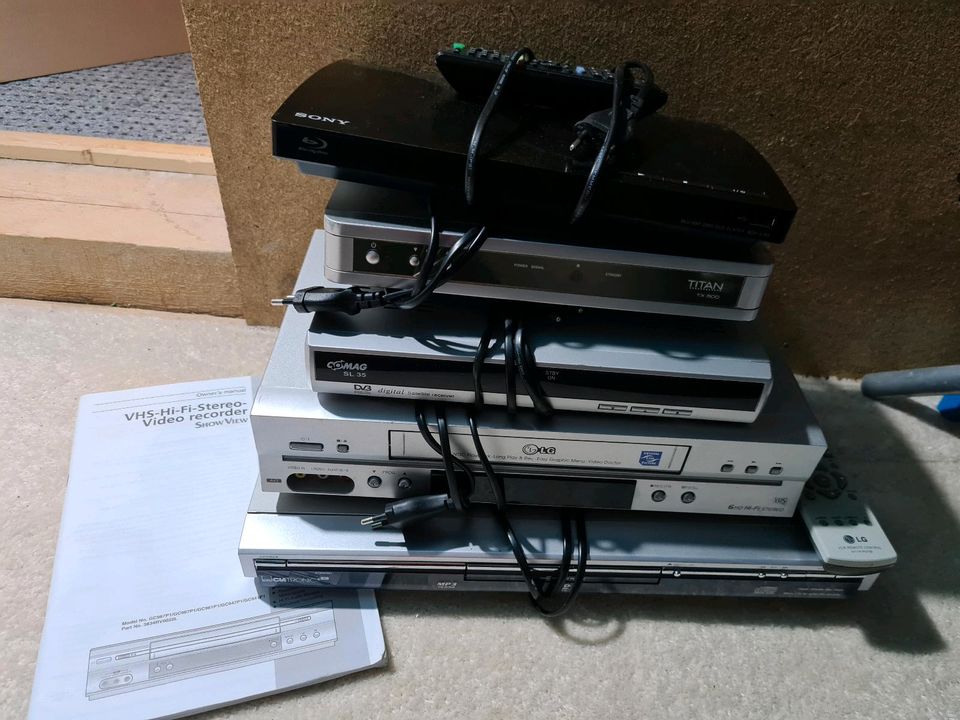 3xFernseher, 3xDVD/Blu-ray Player, 3xResiver, VHS Recorder, Sat-A in Staudt