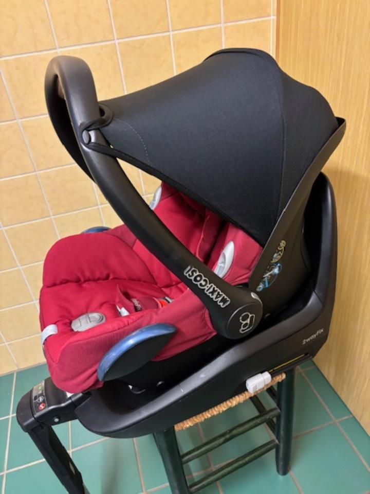 Babyschale, Kindersitz + Basis Maxi-Cosi, Set, Zustand exzellent in Frankfurt am Main