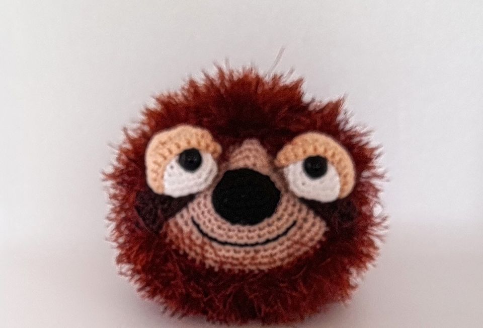 Faultier-- Sloth Sid Magnettier Amigurumi Kuscheltier Schlafmütze in Walchum