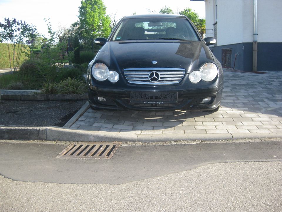 Automatic   Sport - Coupe Schwarz Leder 8 Alu Bereifung gepflegt in Freiburg im Breisgau