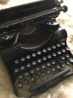 Schwere Retro/Vintage Deko–Schreibmaschine (Buchstabe „K“fehlt) Bayern - Erding Vorschau