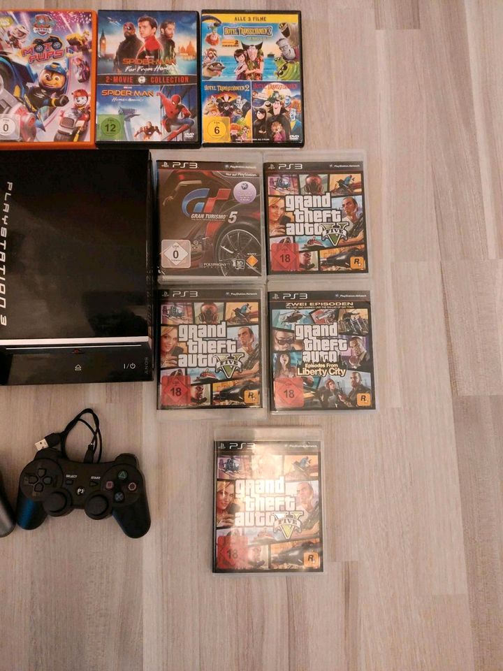 Playstation 3 mit 2 Kontroller Spiele und Filme in Sternenfels