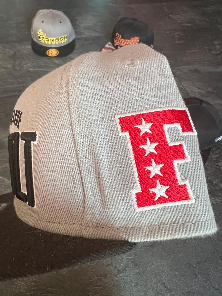 FLGNTLT Snapbacks 4 Stück Caps + limitierte Carbon Genetics Cap in Arberg