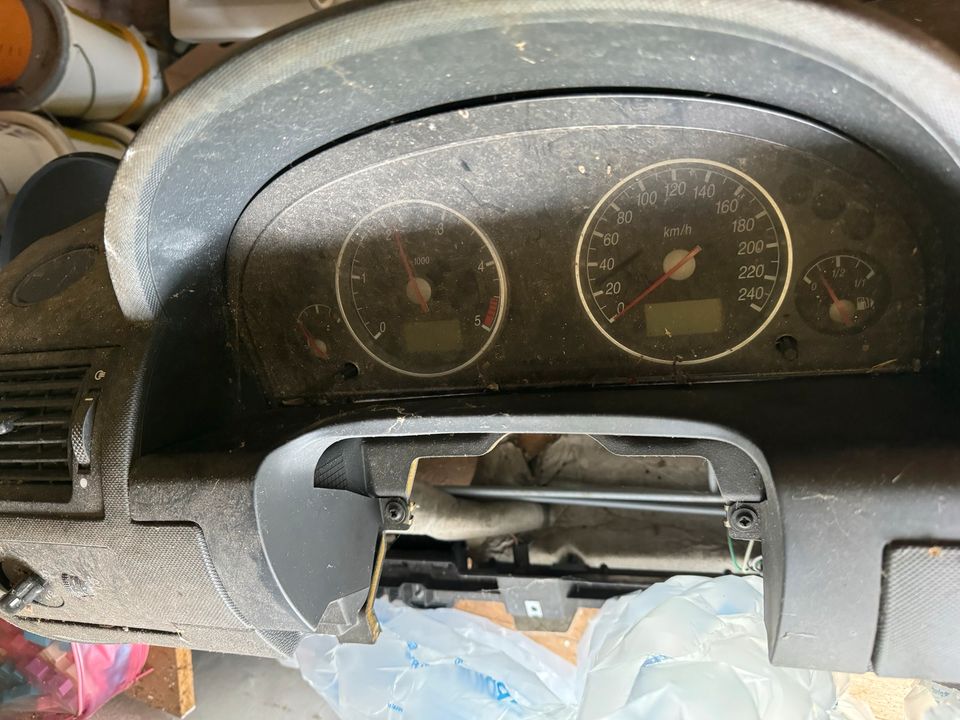 Ford Autoinnenkonsole und Drehzahlmesser mit Orig.Radio in Eschweiler