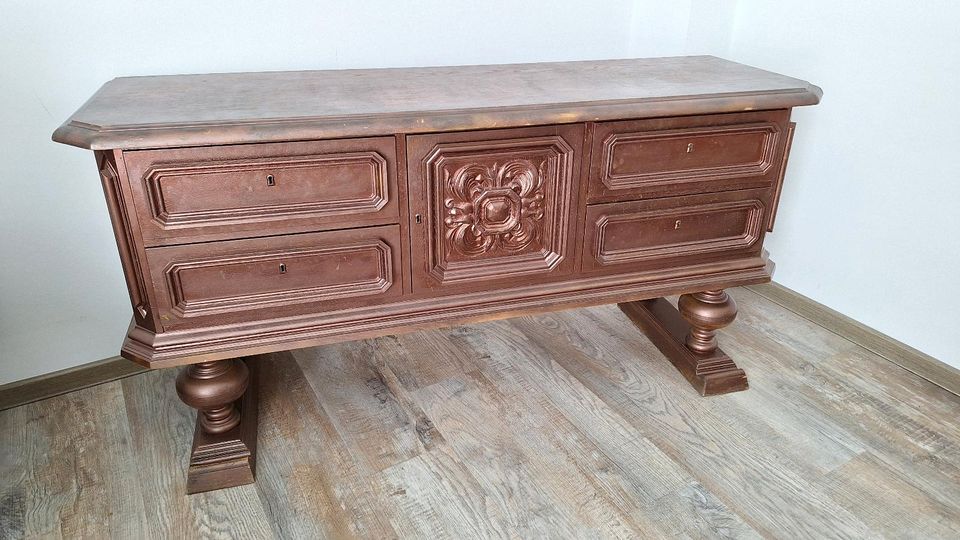 Alte Kommode, Sideboard, Omas Kommode mit Ornamenten in Bad Salzschlirf