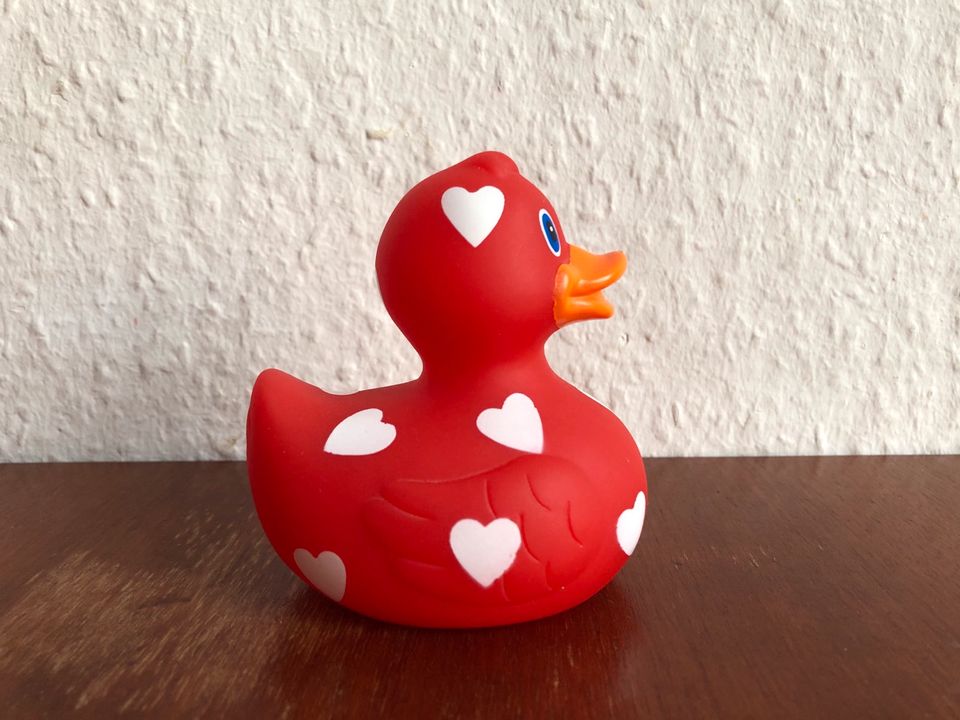 Badeente Bade Duck weiße Herzen rot 8 cm in Leipzig