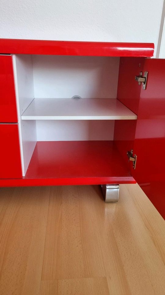 Rotes Sideboard in Vaterstetten