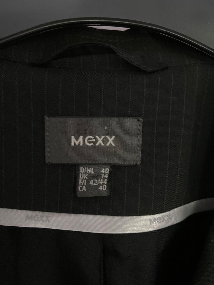 Schwarzen Mexx Damenblazer mit sehr dezenten Nadelstreifen in Bischofsgrün