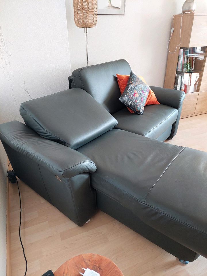 2 Sitzer Leder Sofa mit Relaxfunktion in Rodgau