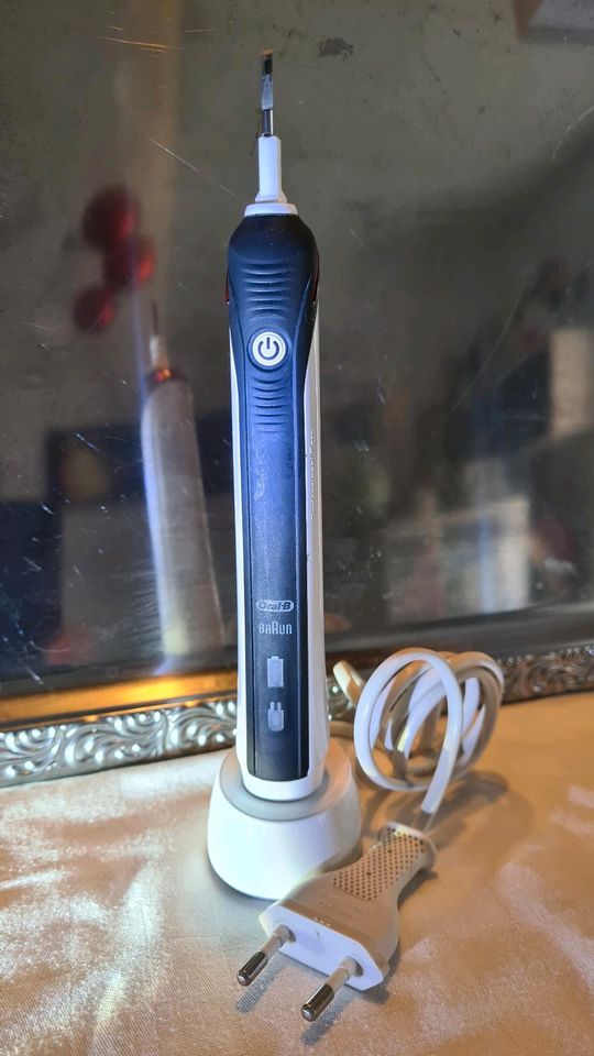 Oral b Braun Elektische Zahnbürste in Nürnberg (Mittelfr)