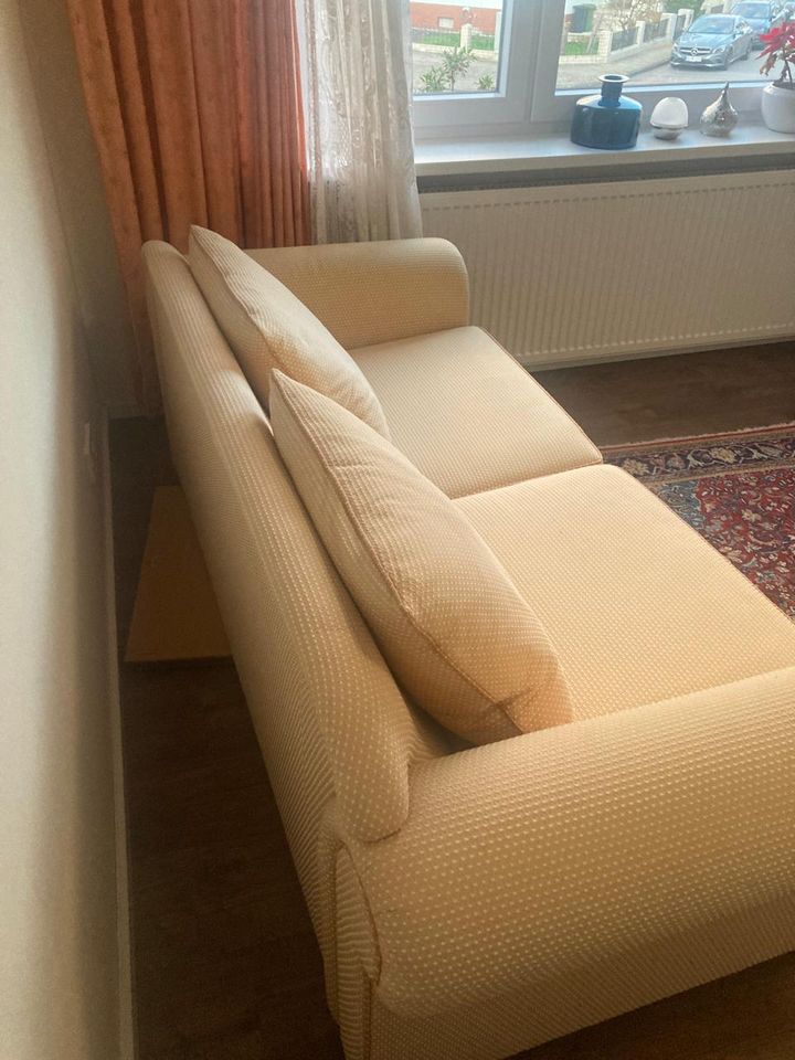 Sehr schickes Sofa mit perfekt erhaltenen Polstern in Sandhausen