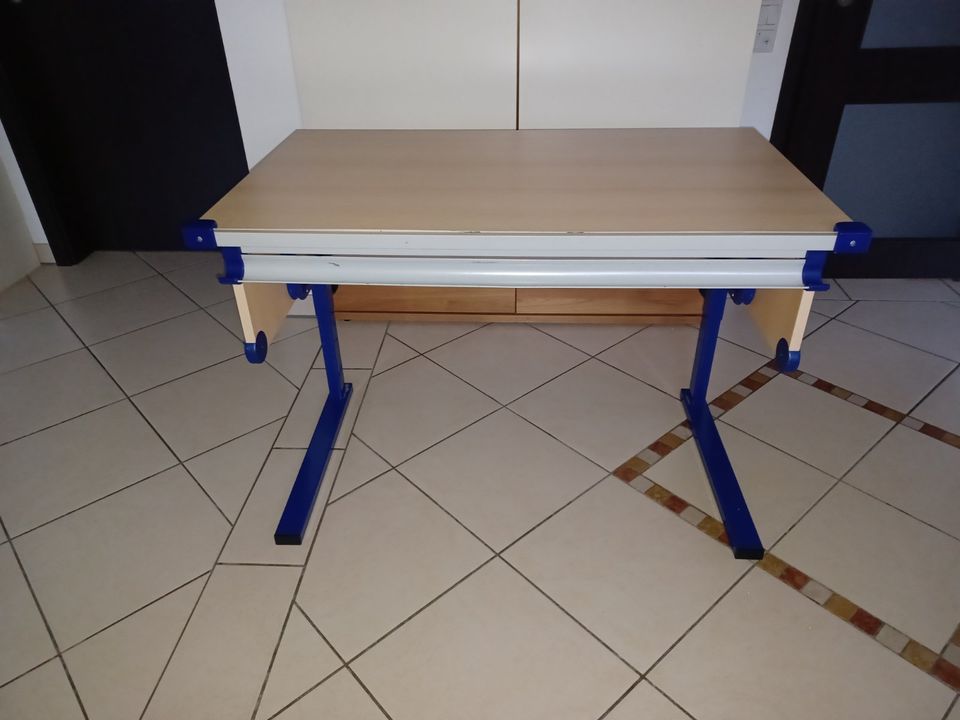 Schreibtisch für Kinder höhenverstellbar und kippbar in Herzebrock-Clarholz