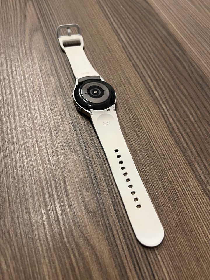 Samsung Galaxy Watch 4 in Silber 40mm mit Sportarmband in Geiersthal