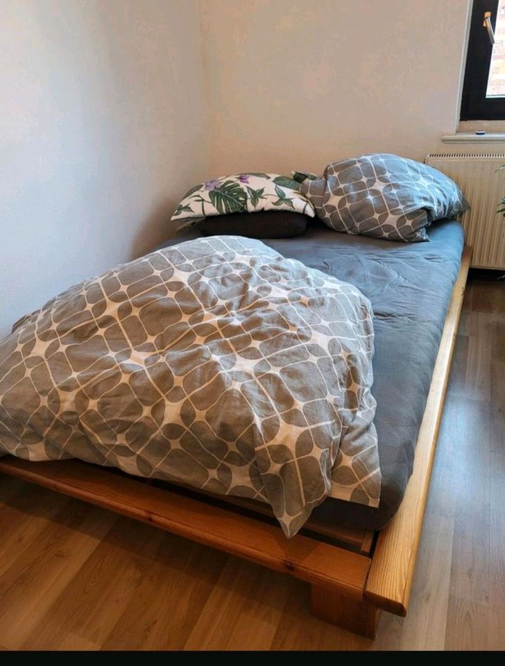 Bett mit Matratze in Jena