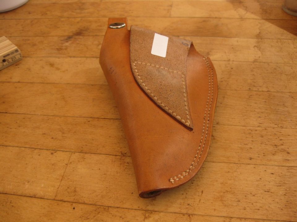 Holster aus dickem Rindleder, 19cm, mit Sicherungsclip, wenig geb in Söhlde