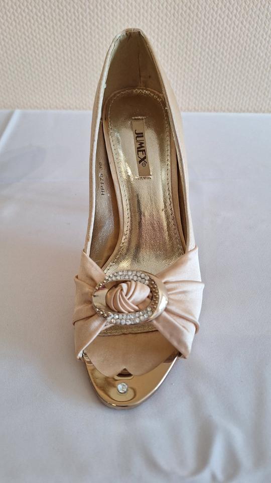 Cremefarbene High Heels mit goldener Schnalle, Größe 36 in Gröbenzell
