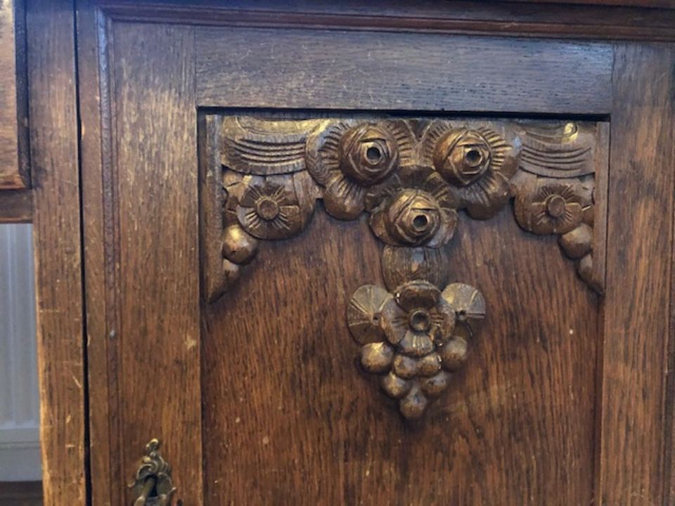 Antiker Schreibtisch, Gründerzeit, schöne Rosenschnitzerei in Eichenau