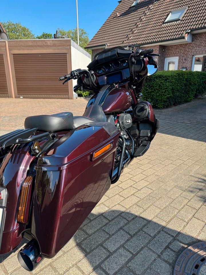 Harley Davidson Street Glide CVO 117 FLHXSE Jekill & Hyde in Duisburg