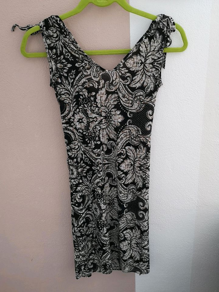 Schönes Kleid Gr. S in Chamerau