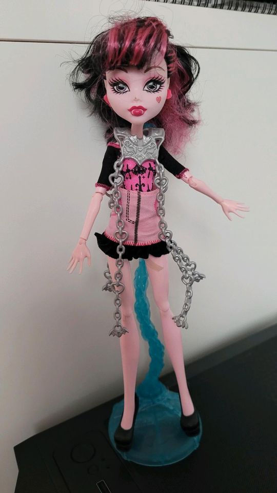 Monster High Puppen "Draculaura" in Schwalbach a. Taunus