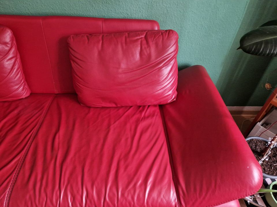 Couch / Sofa (Leder - Rot) 200cm lang x 90cm breit + Sitzhocker in Halle