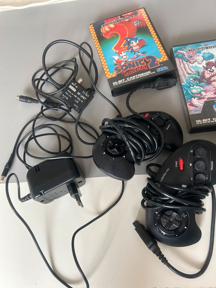 Sega Mega Drive mit Zubehör und Spielen in Kirchhundem