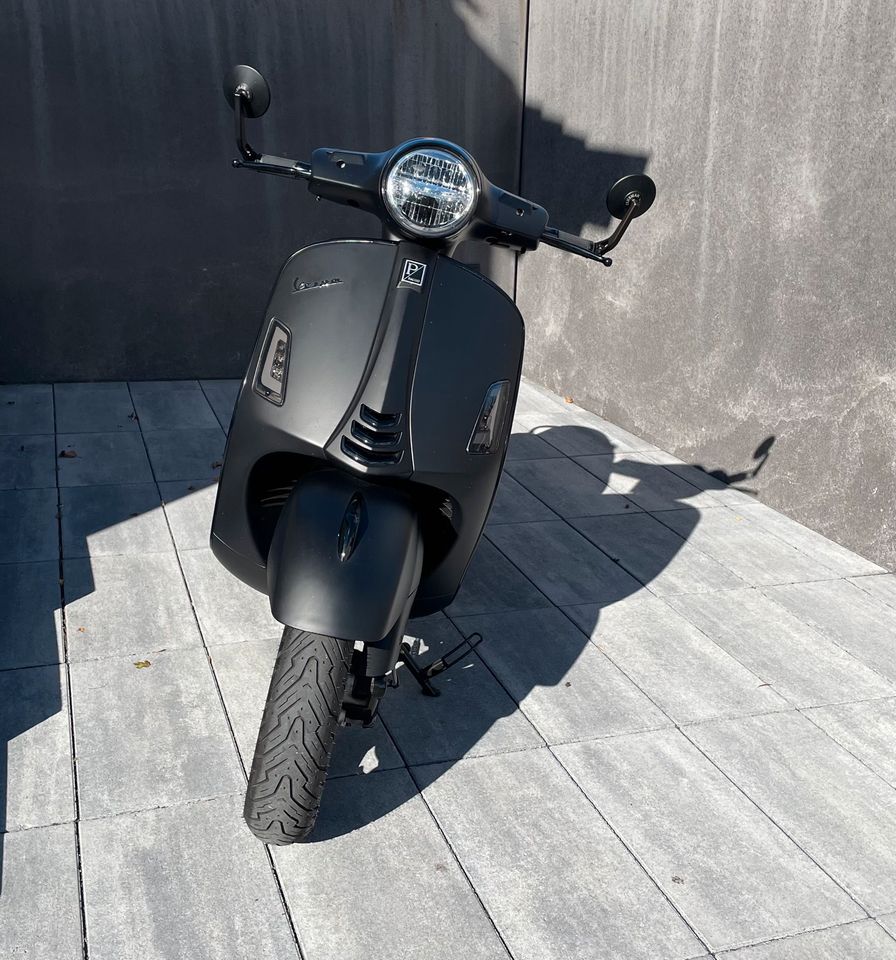 Vespa GTS 125 Supertech no notte Umbau b196 Akrapovic schwarz in Neu Ulm