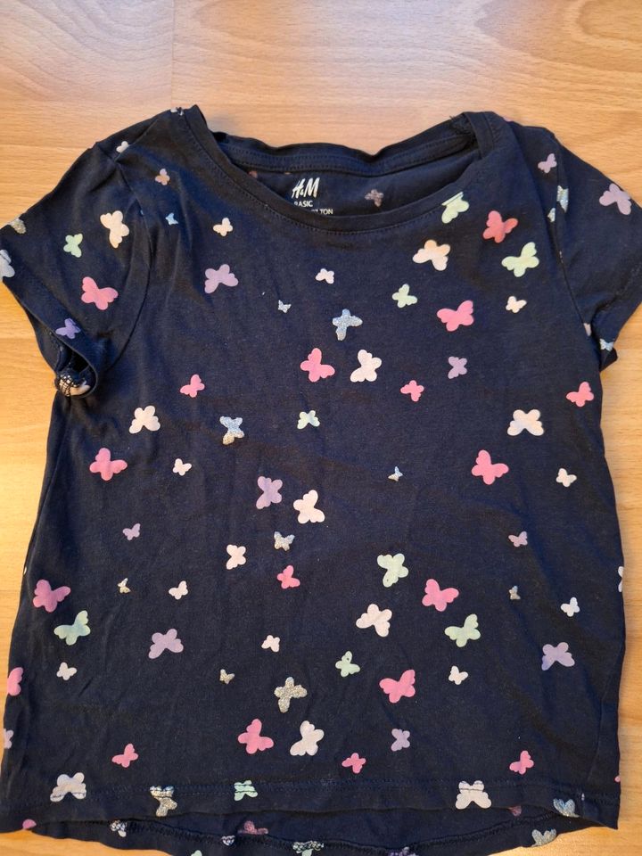 Mädchen Tshirt Schmetterlinge H&M Größe 98/104 in Troisdorf