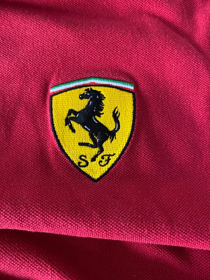 Original Ferrari Polo Shirt XL in Lage