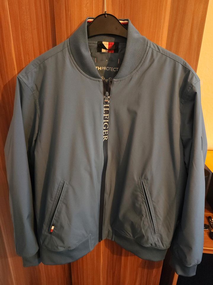 Tommy Hilfiger Regenjacke in XL in Lübbecke 