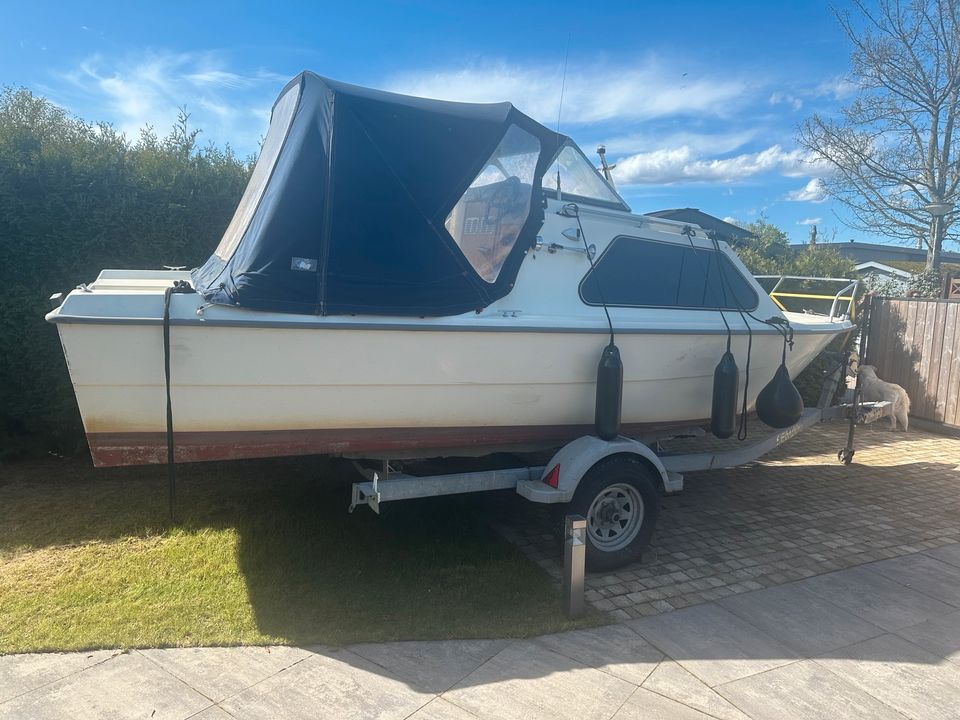 Kabinenboot 7m mit Trailer in Neuss