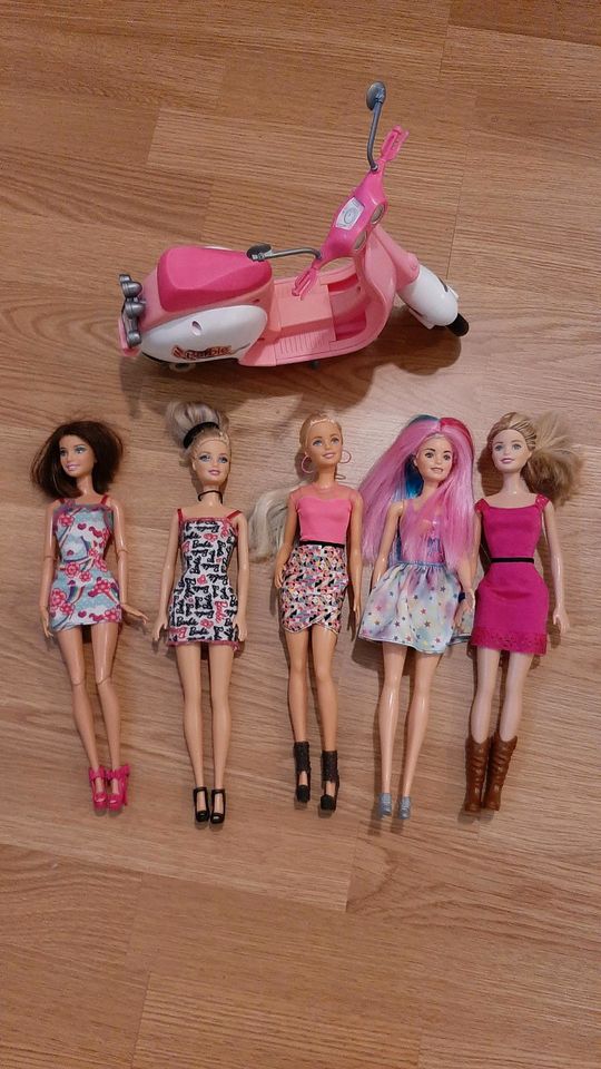 5 Barbie-Puppen und Vespa-Roller in Grabfeld