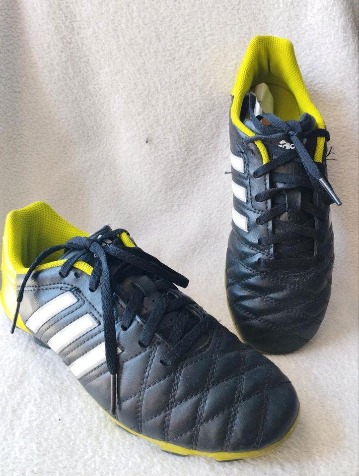 Adidas Fußballschuhe 36 in Burscheid