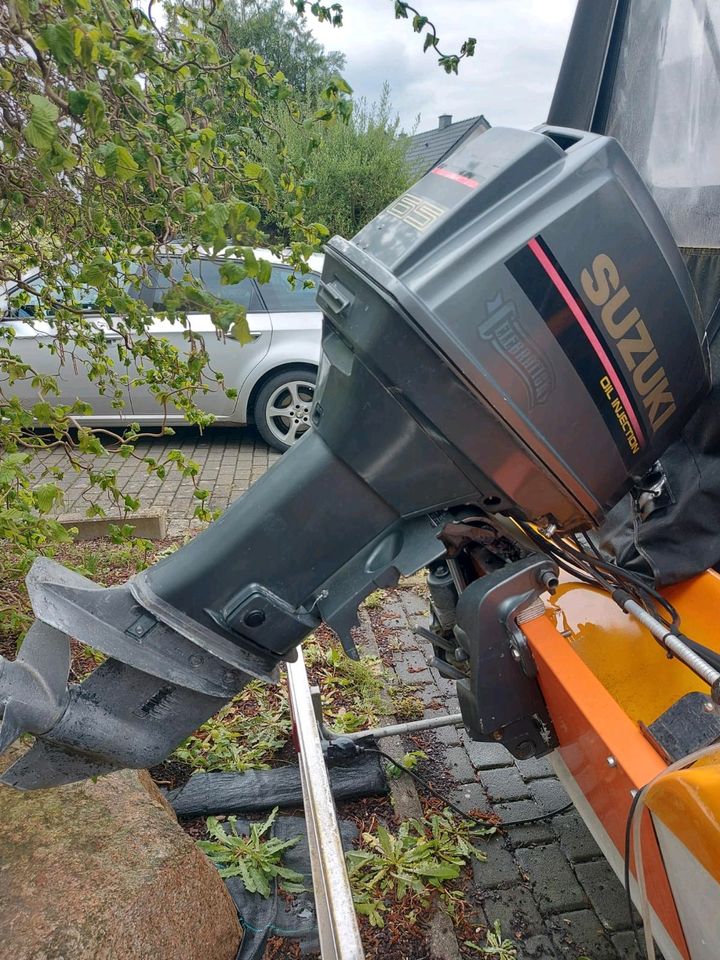 Klassisches Kajütboot mit Suzuki DT65 Außenborder und Trailer in Herford