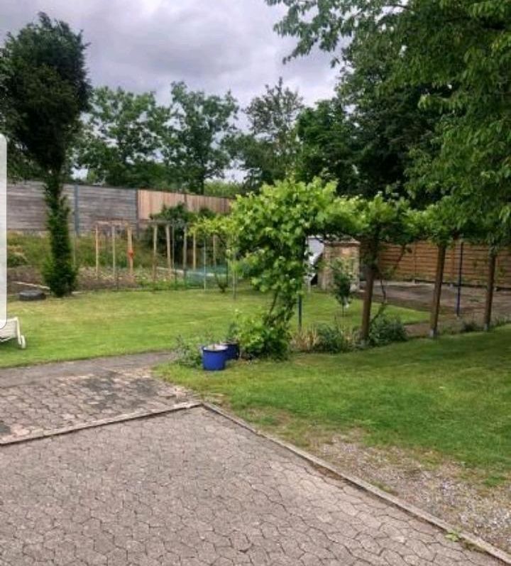 Gepflegtes Zweifamilienhaus mit Garten und 3 Stellplätzen in Nordrhein