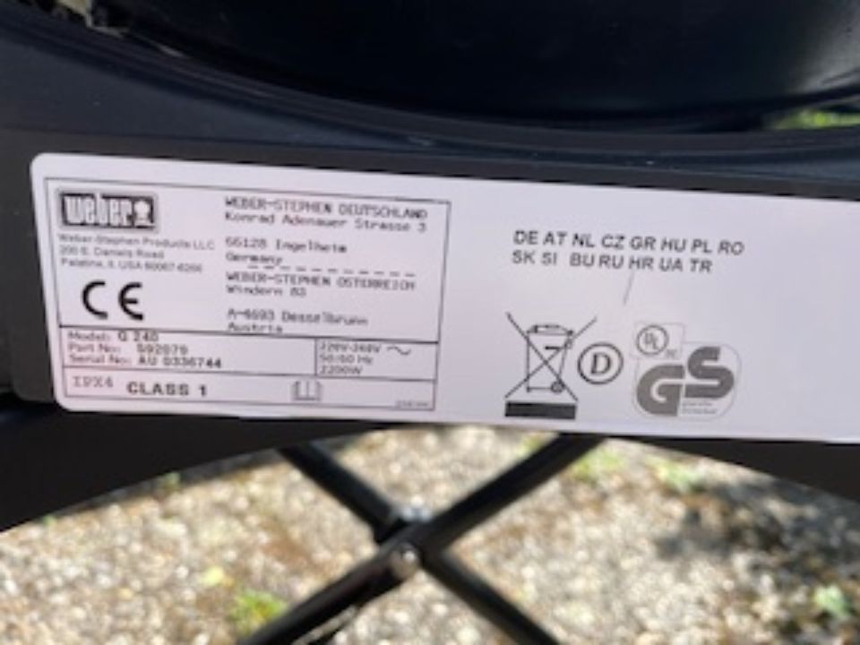 elektrischer Weber Grill mit fahrbare Unterbau in Höchstadt