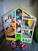 Hape vier Jahreszeiten Puppenhaus mit Little People Figuren Niedersachsen - Norden Vorschau