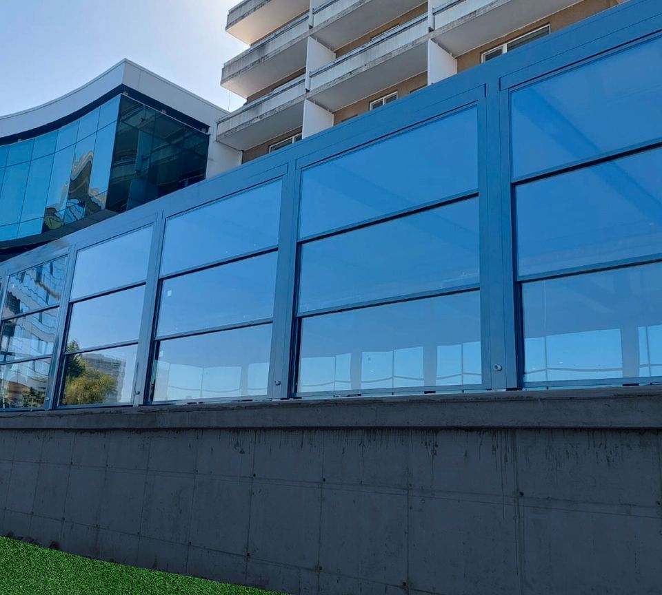 Guillotine-Glas System für Terrassenüberdachung/Pergola in Bielefeld